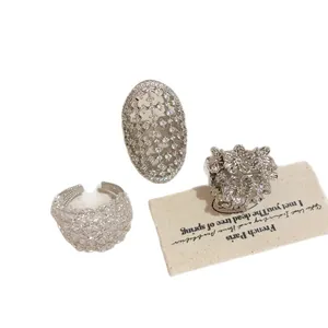 Vintage-Set aus silberfarbenen, weit offenen Ringen mit verzierten Blumen- und Gitterdesigns