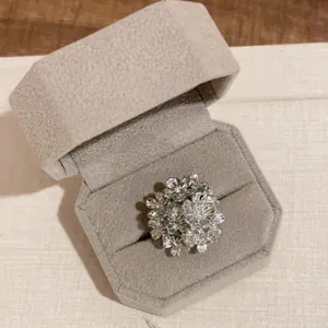 Detailaufnahme eines vintage silbernen Blumen-Cluster-Rings in einer Box