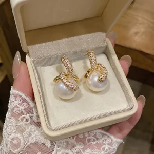 Elegante 18K vergoldete Zirkonia-Ohrringe mit großen runden weißen Perlen in einer Box