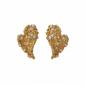 Eleganti orecchini a lobo a cuore placcati in oro 18k con zirconi su sfondo bianco