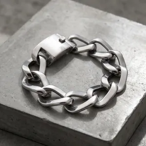 Detalle de una pulsera de eslabones cubanos de acero inoxidable para hombre con cierre de caja