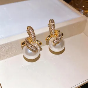 Elegante luxuriöse 18K vergoldete Zirkonia besetzte runde Perlenohrstecker für Damen