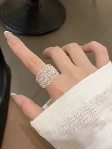 Detailansicht eines breiten Rings mit Crushed-Ice-Textur für einen exklusiven High-End-Look