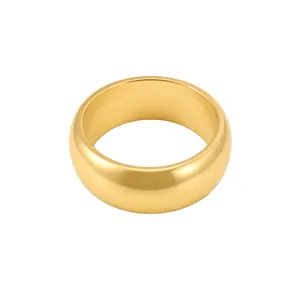 Brazalete redondo dorado grueso minimalista con acabado pulido sobre fondo blanco.