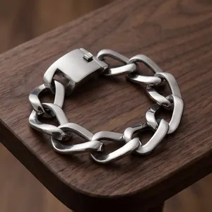 Primer plano de una pulsera de eslabones cubanos de acero inoxidable para hombre