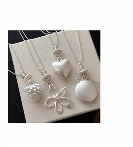 Groupe de colliers argentés de style coréen avec pendentifs cœur, fleur et pomme de pin