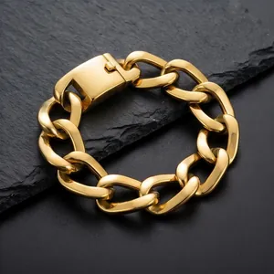 Detalle de primer plano de la textura metálica de una pulsera de cadena cubana dorada.