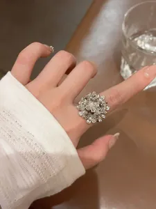 Detaillierte Nahaufnahme eines silbernen Blumenrings, der am Finger getragen wird