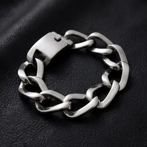 Vista detallada de la pulsera de cadena cubana de acero inoxidable sobre cuero negro
