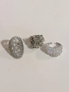 Einzigartige silberne Vintage-Ringe mit aufwendigem Kristall-Blumen- und Gitter-Design.