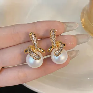 Detailaufnahme der 18K vergoldeten Zirkon-Perlenohrringe mit luxuriöser Verarbeitung