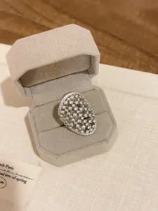 Exquisiter Vintage-Luxus-Ring, breit, durchbrochen, versilbert mit Kristallen in einer Box