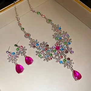 Parure de collier et boucles d'oreilles vintage avec strass colorés et pendentifs gouttes