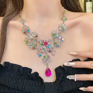 Collier rétro de style palais avec fleurs en strass colorés et pendentif en goutte.