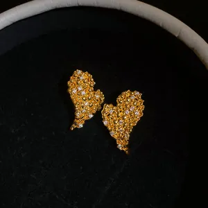 Primo piano di alta qualità di orecchini a cuore placcati in oro 18k con zirconi brillanti