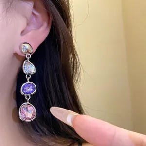 Eleganti orecchini pendenti in cristallo con gemme viola, rosa e trasparenti