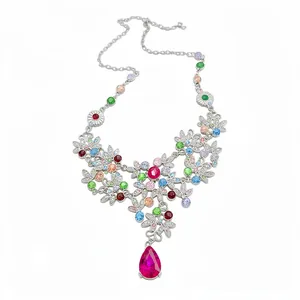 Collier de style palais vintage avec motif floral et pendentif goutte multicolore.