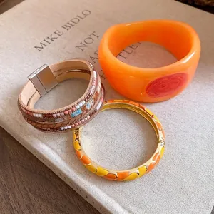 Set di bracciali vintage in resina e smalto con bracciale di perline a più fili in toni caldi