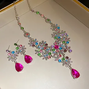 Vue détaillée d'un ensemble collier à fleurs en strass et boucles d'oreilles larmes