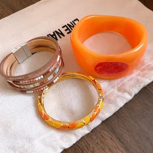 Set di gioielli vintage stile Maillard con bracciale rigido in resina arancione e smalto