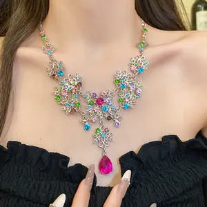 Détail d'un collier de style palais vintage avec strass multicolores et pendentif fleur