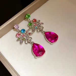 Gros plan de boucles d'oreilles de style palais vintage avec strass et gouttes roses