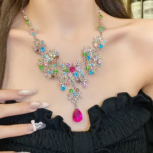 Vue détaillée d'un collier vintage avec strass colorés et pendentif en forme de goutte.