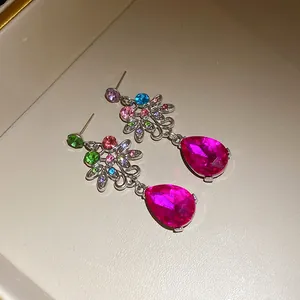 Vue détaillée de boucles d'oreilles vintage avec strass colorés et pierres roses