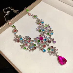 Collier style palais vintage avec cristaux floraux multicolores et pendentif goutte rose