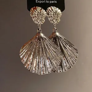 Elegant vintage style silver metallic pleated shell pendant earrings for a luxury look