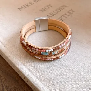 Vista dettagliata del braccialetto wrap boho multistrato con perline e chiusura magnetica