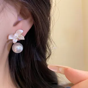 Elegant white flower pearl drop earrings with silver needles for a luxurious look.