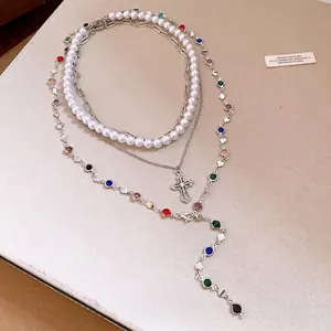 Elegante mehrlagige Halskette mit Harzperlen, einem Strass-Kreuz und bunten Schmucksteinen