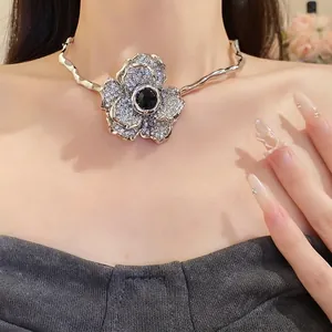 Collier ras du cou élégant argenté orné d'un grand pendentif fleur en cristal.
