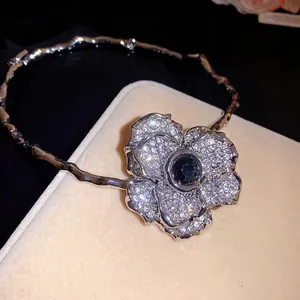 Collier choker fleur en strass étincelants avec finition argent vintage pour femme