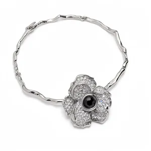 Collier choker fleur élégant en argent avec cristaux scintillants et pierre centrale noire