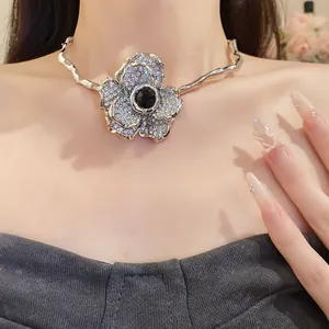 Vue rapprochée d'un collier choker fleur en strass avec pierre noire sur un mannequin