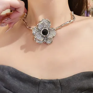 Gros plan d'un collier ras du cou vintage avec fleur en strass et pierre centrale noire