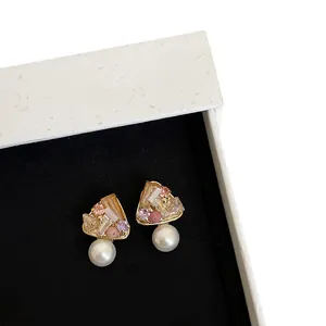 Κομψά σκουλαρίκια 18k χρυσού με μαργαριτάρια και πολύχρωμα ζιργκόν μέσα σε κουτί δώρου