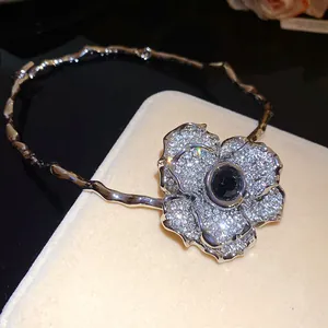 Collier choker élégant argenté avec fleur en strass et pierre noire centrale pour femme