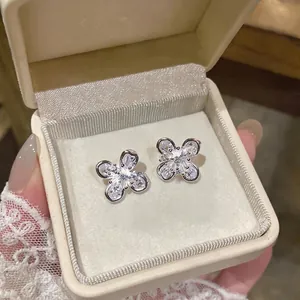 Elegantes pendientes de botón de flor de plata con circonitas en su caja de regalo
