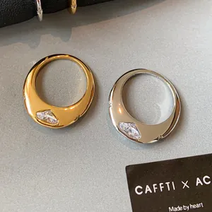 Detailansicht eleganter Gold- und Silberringe mit funkelnden Marquise-Schliff-Zirkonia-Steinen