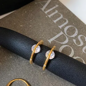 Detailansicht des goldenen, drehbaren Zirkon-Rings mit funkelndem Stein im Korea-Stil
