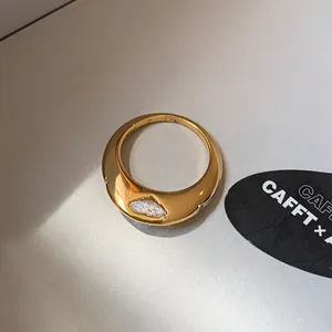 Detailaufnahme eines vergoldeten offenen Rings mit funkelndem Markasit-Zirkon