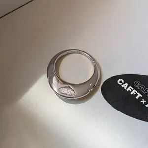 Makro-Detail eines hochwertigen, drehbaren silbernen Dom-Rings mit Zirkonia im Marquise-Schliff