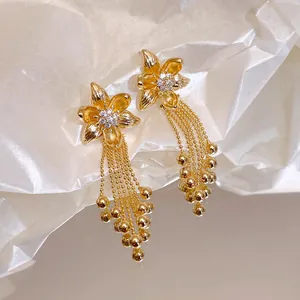 Detailansicht der mit 18 Karat vergoldeten Blumentastel-Ohrringe mit Zirkonia.