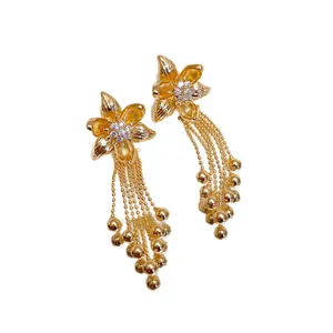 Elegante 18 Karat vergoldete Blumen-Ohrstecker mit Zirkonia und Perlen-Quasten für Bankette