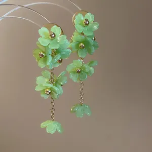 Détail des pétales verts translucides de ces élégantes boucles d'oreilles fleuries.