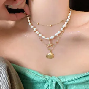 Gros plan d'un collier multicouche étoile de mer et coquillage de style vacances plage.
