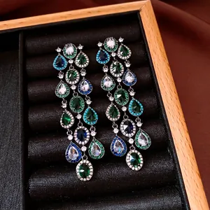 Luxuriöse Silbernadelohrringe mit grünen und blauen Zirkon-Tropfenquasten